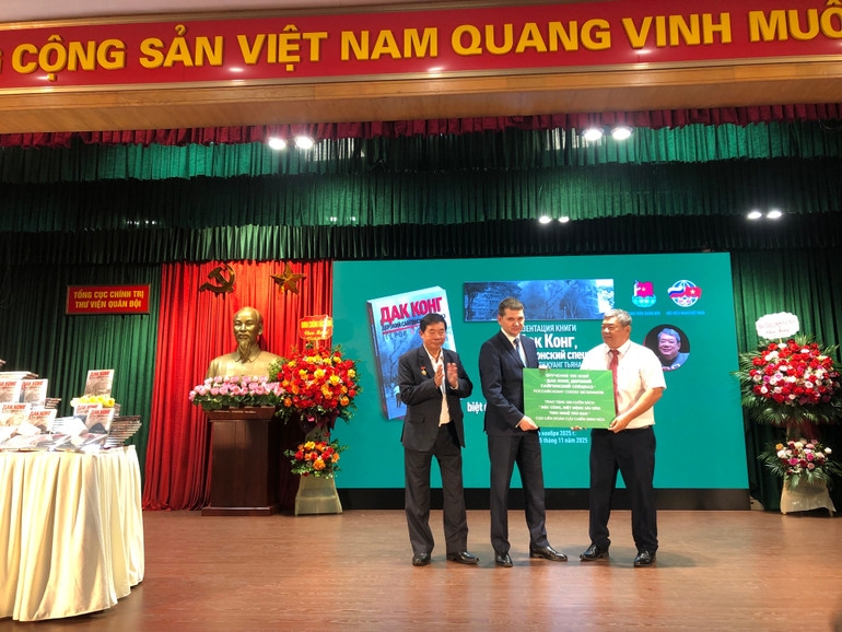 Представляем русский перевод книги Презентация русского перевода книги «Дак конг - дерзкий сайгонский спецназ, герои и судьбы»