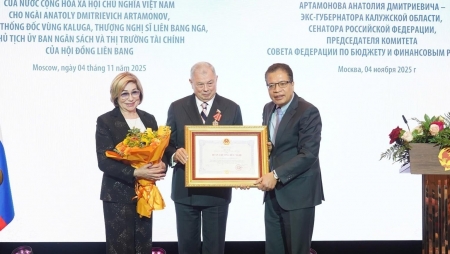 Вручение ордена Дружбы российскому другу Вьетнама