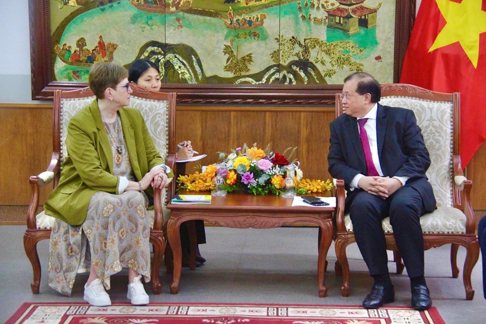 Заместитель министра культуры, спорта и туризма Та Куанг Донг принял ректора Российского университета современного искусства Ирину Сухолет Заместитель министра культуры, спорта и туризма Та Куанг Донг принял ректора Российского университета современного искусства Ирину Сухолет