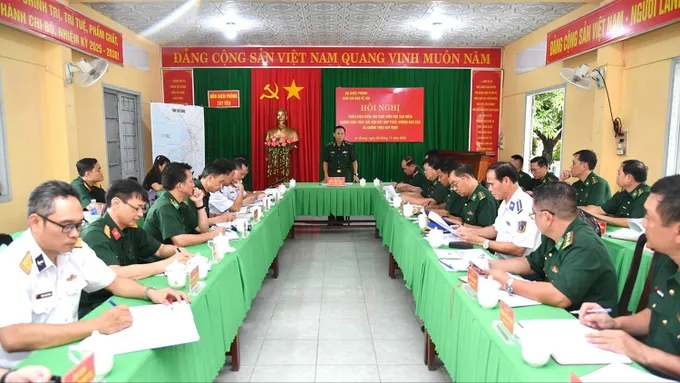 Делегация осматривает обстановку на пограничном пункте Лонг-Манш. Фото: Phuong vu Делегация осматривает обстановку на пограничном пункте Лонг-Манш. Фото: Phuong vu