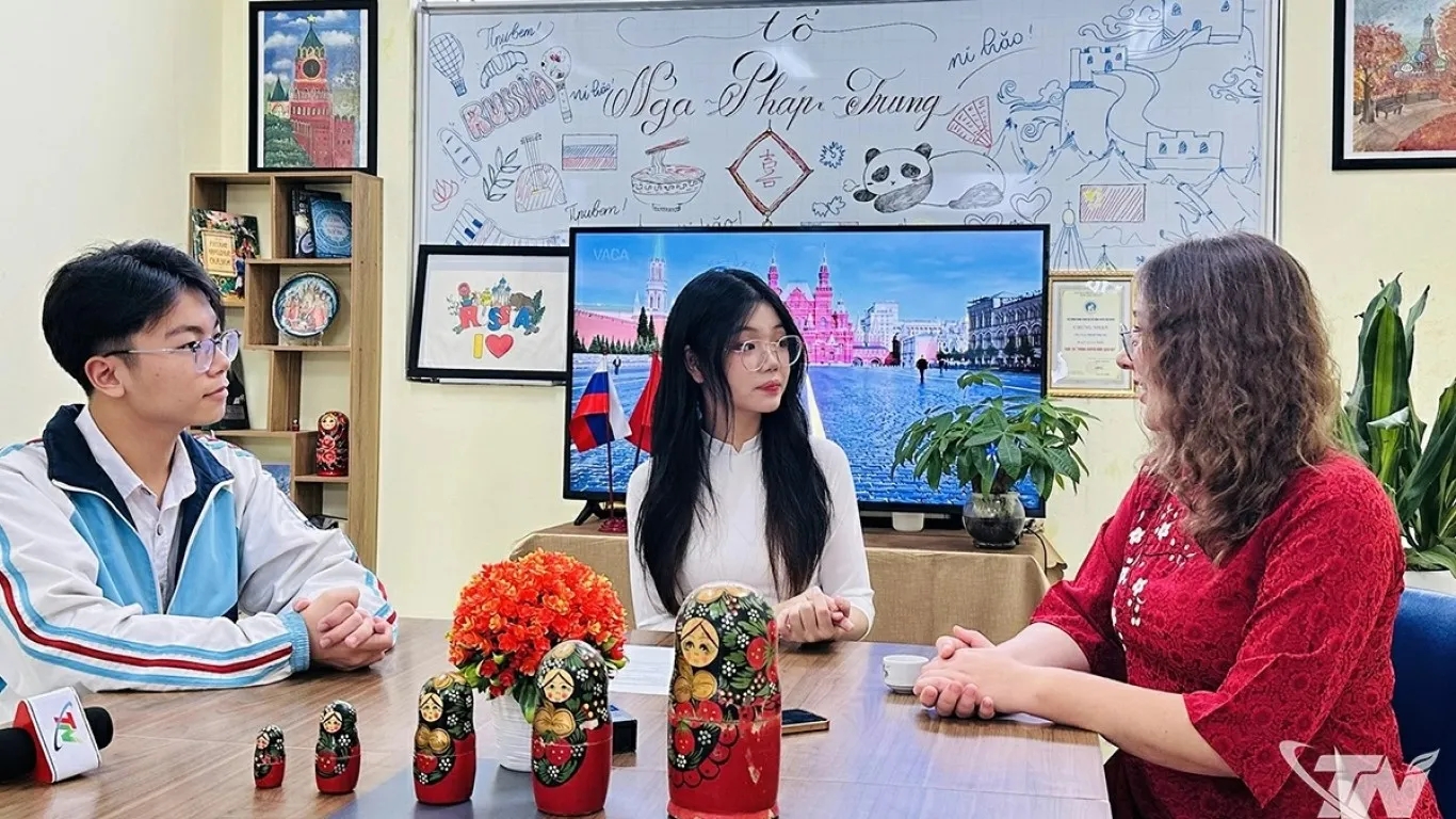 Учительница Мария (справа) беседует с учениками 12-го класса, специализирующимися в средней школе Нга, Тай Нгуен.