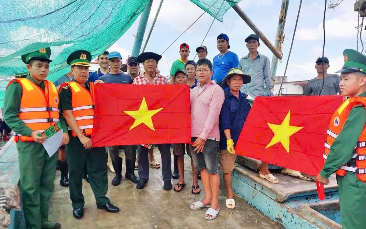 Пограничники распространили пропагандистские листовки против НРП и подарили рыбакам национальный флаг.