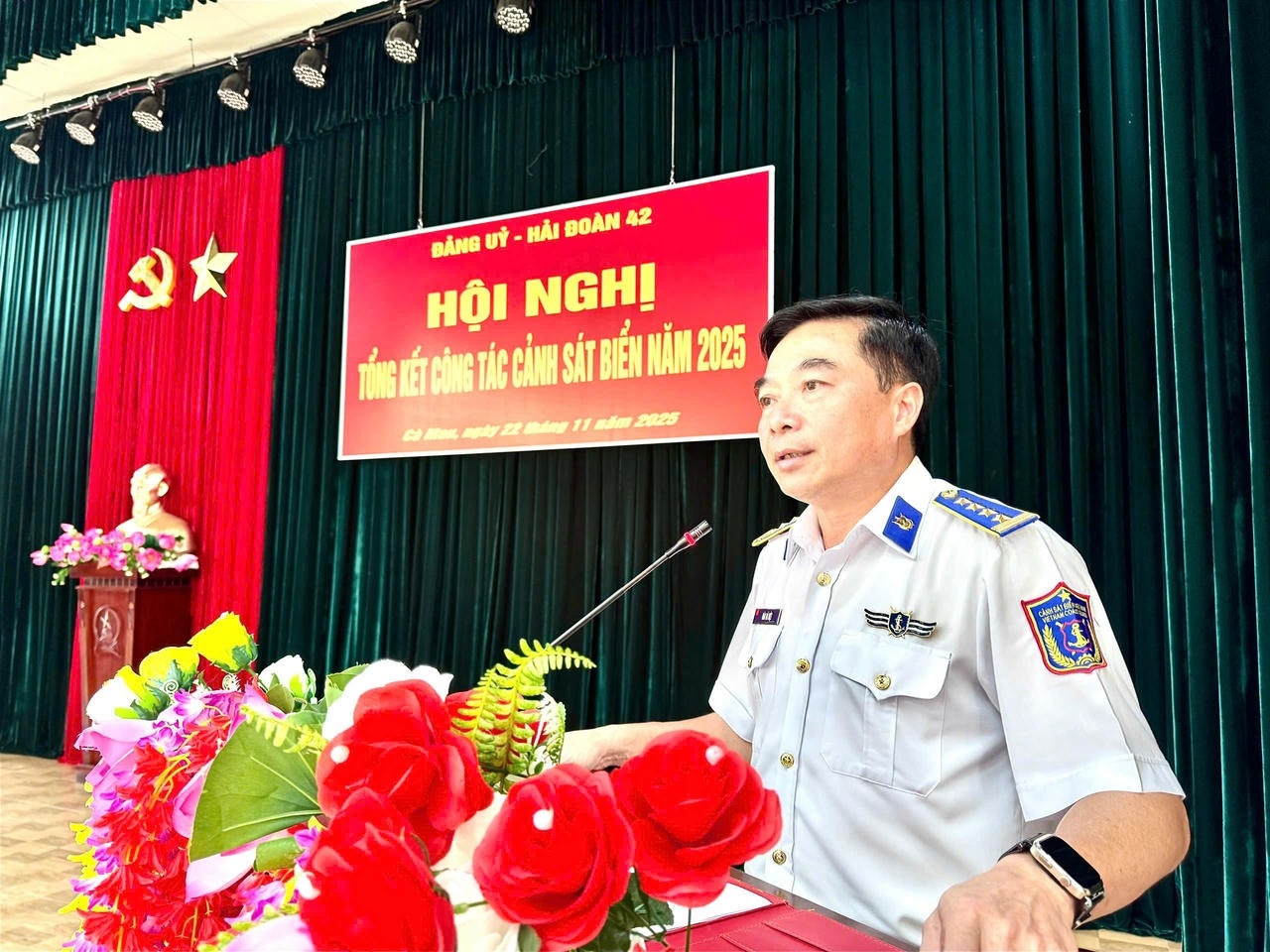 На конференции выступил полковник Дао Ба Вьет, командир 4-го полка береговой охраны. (Фото: Vietnam Law newspaper)