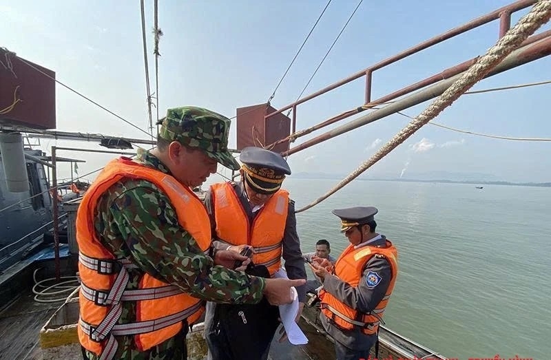 Оперативные службы проверяют рыболовецкие суда, эксплуатируемые в море. (Фото: Департамент рыболовства провинции Тханьхоа)