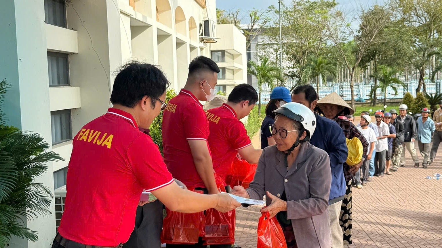 FAVIJA передала 150 подарков родственникам в зоне затопления провинции Даклак