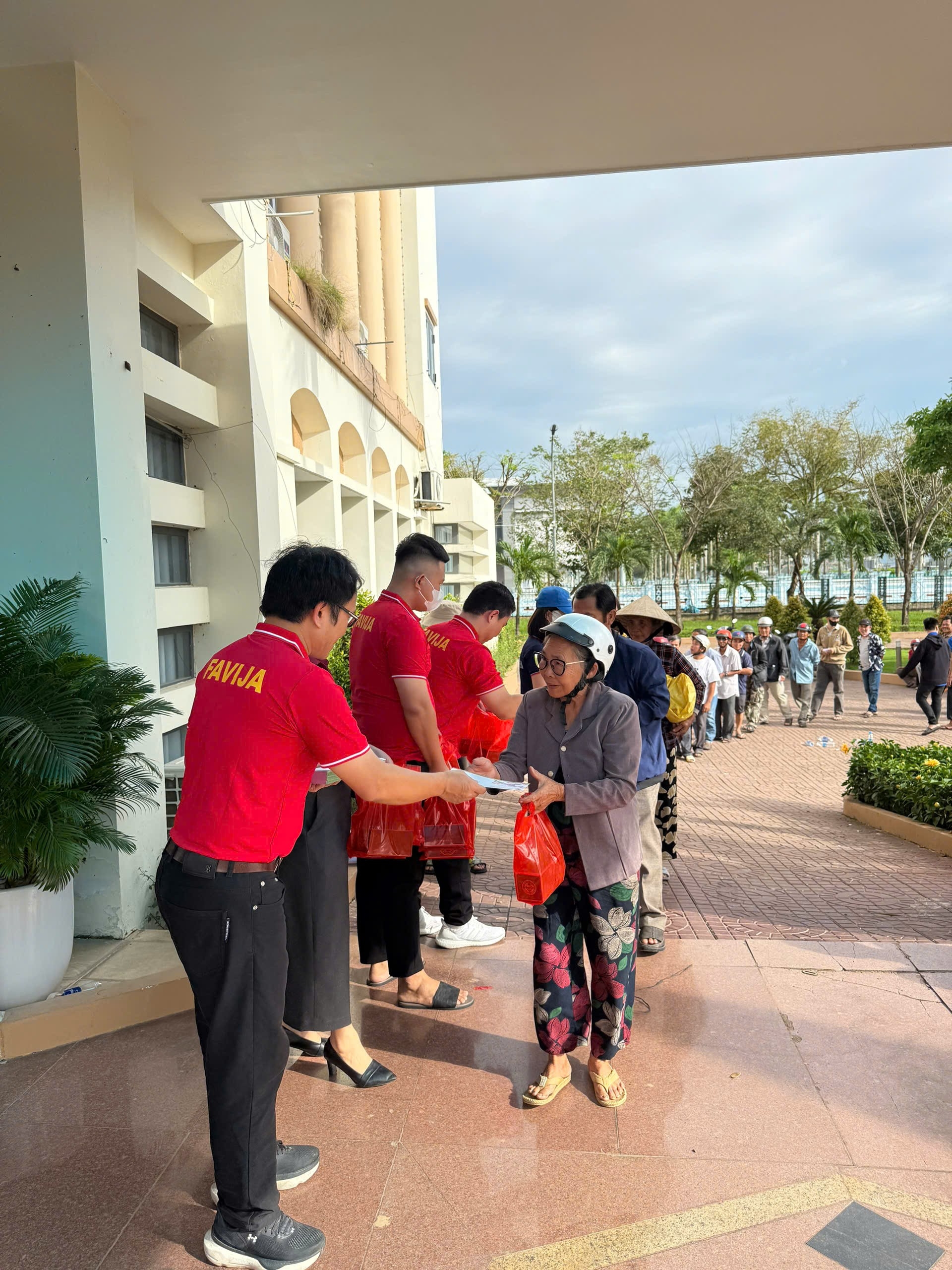 Раздайте подарки жителям коммуны Тэй Хоа. (Фото автора FAVIJA)