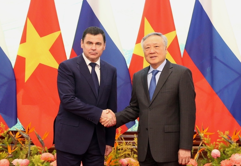 Постоянный заместитель Председателя Правительства Российской Федерации Нгуен Хоа Бинь приветствовал делегацию высокопоставленных представителей Агентства по государственной службе, кадрам и противодействию коррупции при президенте Российской Федерации во главе с Мироновым Дмитрием, помощником Президента России -фото: VGP / Nguyen Hoang