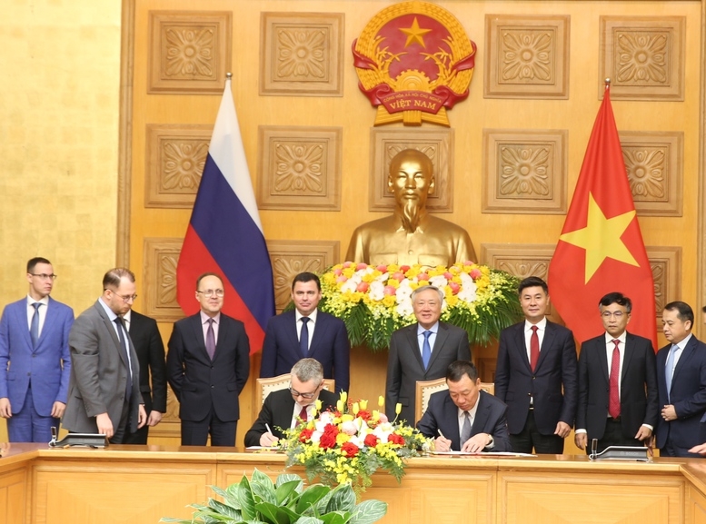 Постоянный заместитель Председателя Правительства Вьетнама Нгуен Хоа Бинь и помощник Президента России Дмитрий Миронов присутствовали на церемонии подписания меморандума о сотрудничестве между Государственной инспекцией Вьетнама и Агентством по связям с общественностью, кадрам и противодействию коррупции при президенте Российской Федерации -фото: VGP/Nguyen Hoang