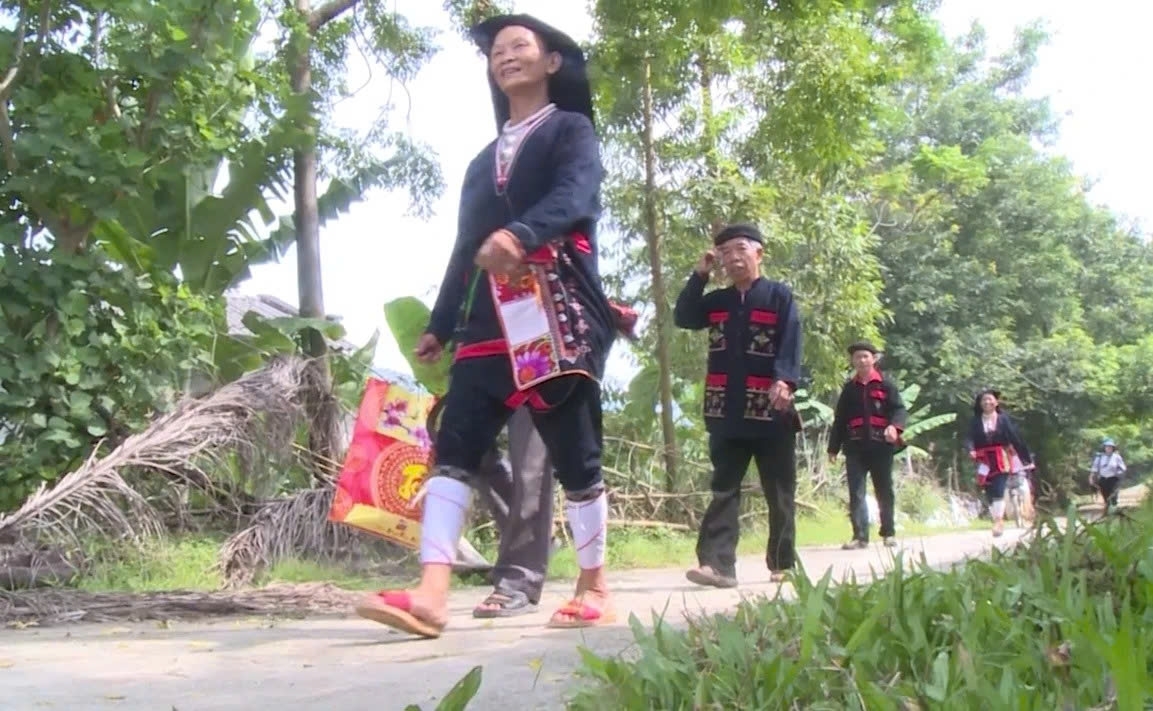 В общине ДАО-брюкс в Йенланге до сих пор принято носить традиционные костюмы, уникальные в повседневной жизни, сохраняя характерную культуру общины В общине ДАО-брюкс в Йенланге до сих пор принято носить традиционные костюмы, уникальные в повседневной жизни, сохраняя характерную культуру общины