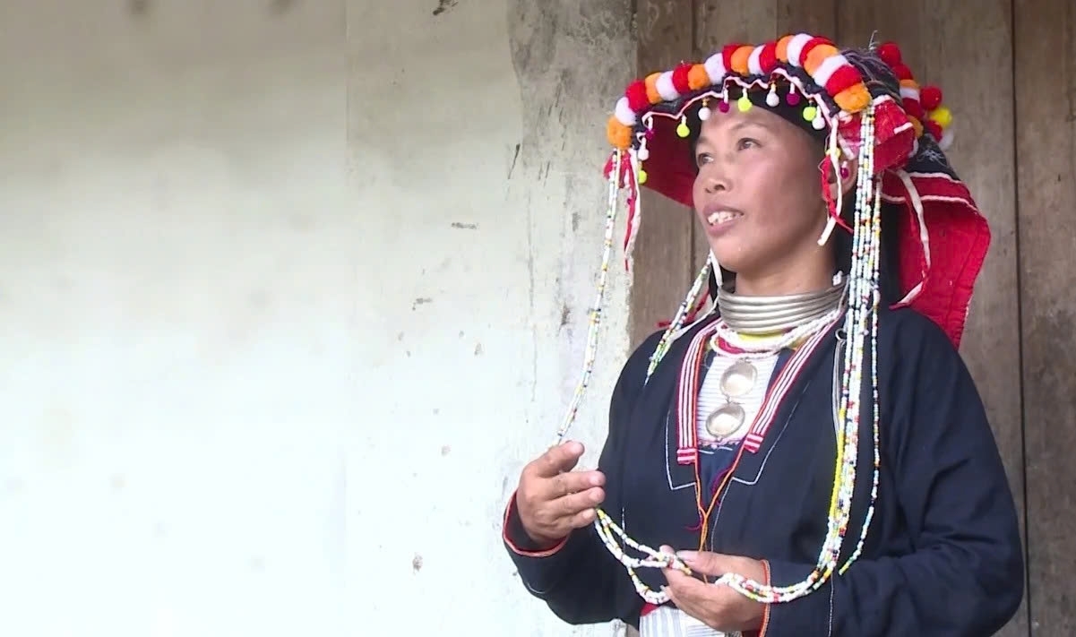 Женщина в обтягивающих брюках с ножом из Йенланга всегда гордится тем, что носит традиционную одежду, придающую ей национальную самобытность. Женщина в обтягивающих брюках с ножом из Йенланга всегда гордится тем, что носит традиционную одежду, придающую ей национальную самобытность.