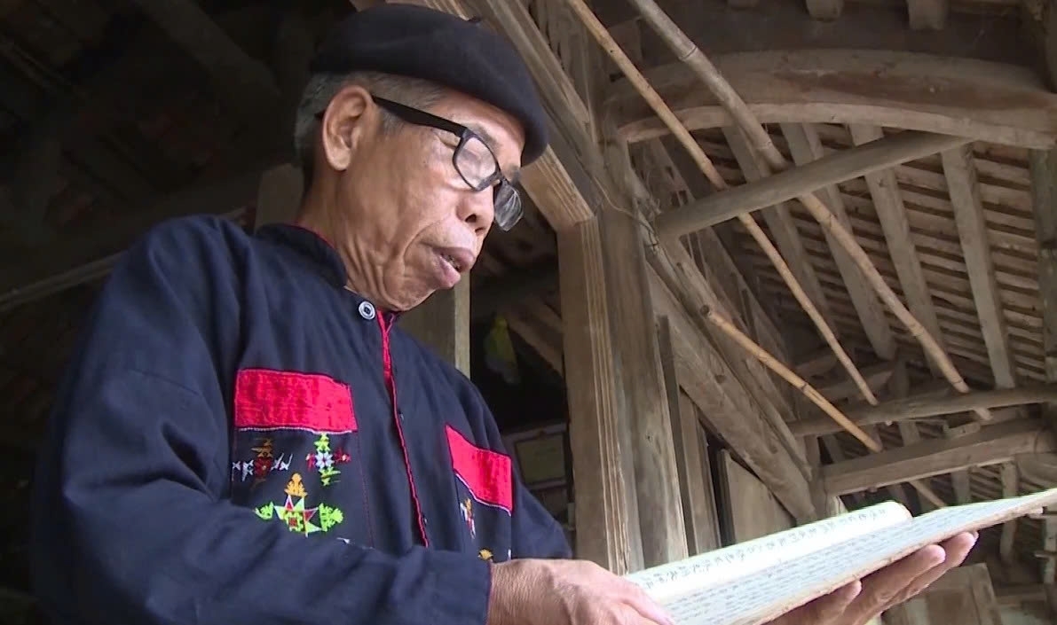 Мужские костюмы knife pants хотя и имеют несколько узоров, но все же имеют цветовые акценты со своим собственным значением, выражающие самобытность сообщества. Мужские костюмы knife pants хотя и имеют несколько узоров, но все же имеют цветовые акценты со своим собственным значением, выражающие самобытность сообщества.