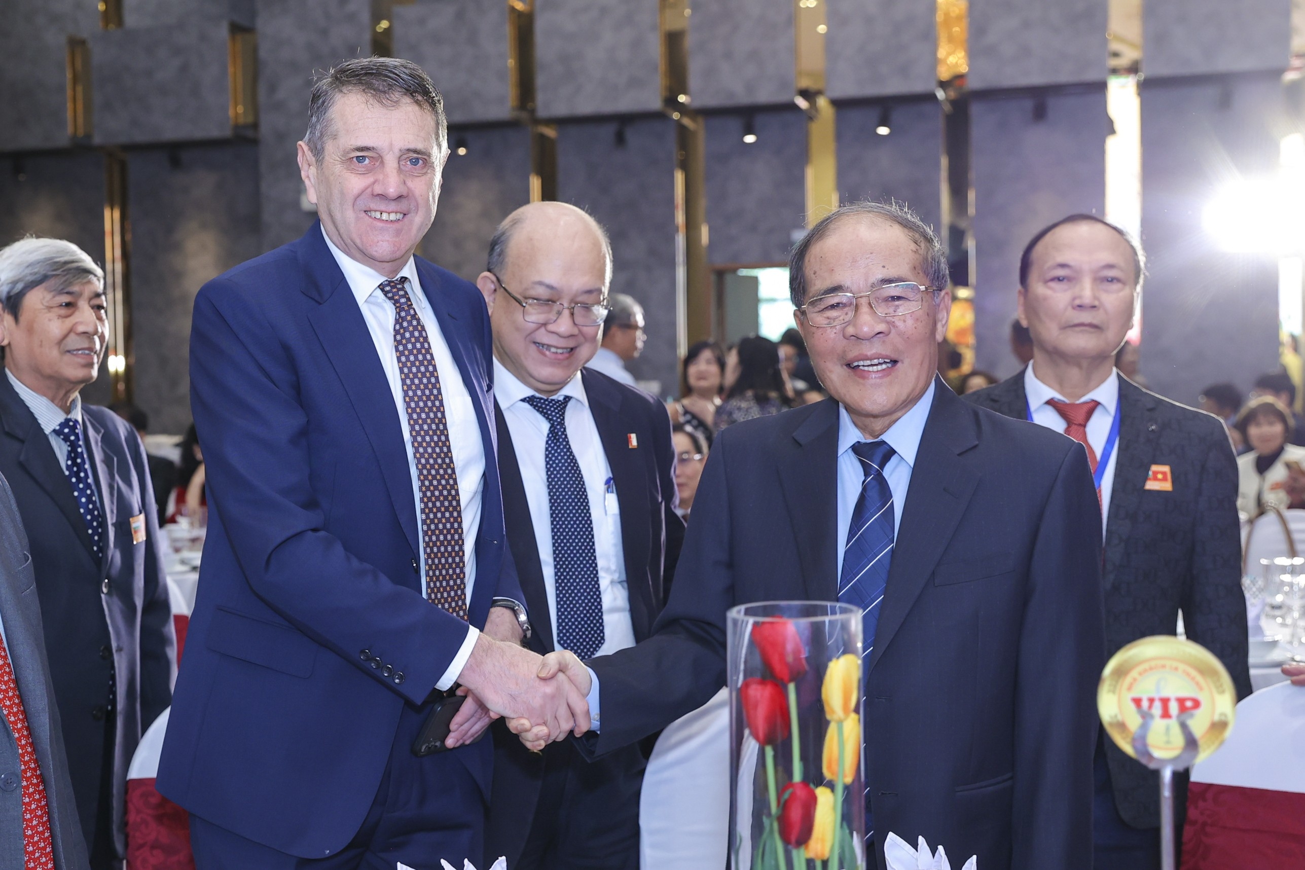 Вьетнамские делегаты, присутствовавшие на церемонии, выразили свою благодарность Болгарии за большой вклад. (Фото: Динь Хоа). Вьетнамские делегаты, присутствовавшие на церемонии, выразили свою благодарность Болгарии за большой вклад. (Фото: Динь Хоа).