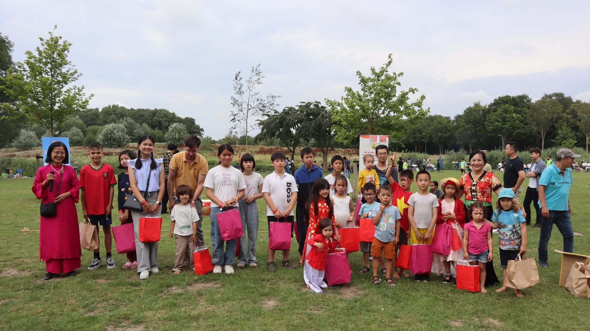 Вьетнамский язык "цветущий" в стране тюльпанов Вьетнамский язык "цветущий" в стране тюльпанов
