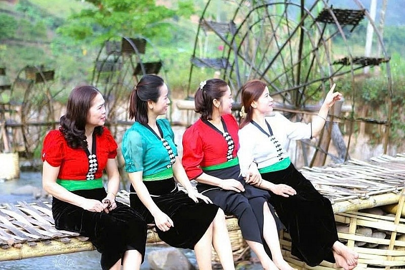 Посетители погружаются в величественную природу Посетители погружаются в величественную природу