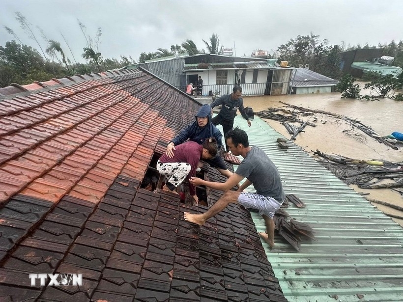 Наводнение усиливается, людям приходится карабкаться по крышам, чтобы избежать опасности в Джиа Лай. (Фото: ttxvn play) Наводнение усиливается, людям приходится карабкаться по крышам, чтобы избежать опасности в Джиа Лай. (Фото: ttxvn play)