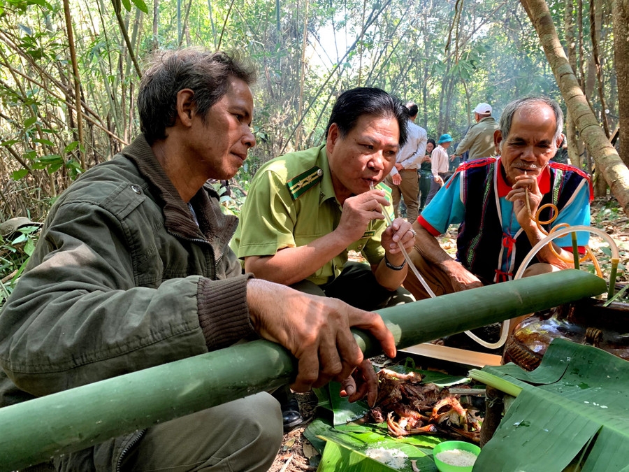 Это также особая церемония, призванная продемонстрировать дух солидарности между сообществом Jrai и действующими силами по защите леса. Фото автора Minh Chau Это также особая церемония, призванная продемонстрировать дух солидарности между сообществом Jrai и действующими силами по защите леса. Фото автора Minh Chau