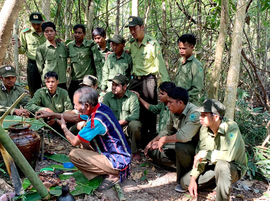 Весной каждого года народ джраи проводит ритуал, посвященный богу леса, на плато Джиа Лай, чтобы поблагодарить природу и подтвердить обещание сохранить лес для общины. Фото автора Мин Чау Весной каждого года народ джраи проводит ритуал, посвященный богу леса, на плато Джиа Лай, чтобы поблагодарить природу и подтвердить обещание сохранить лес для общины. Фото автора Мин Чау