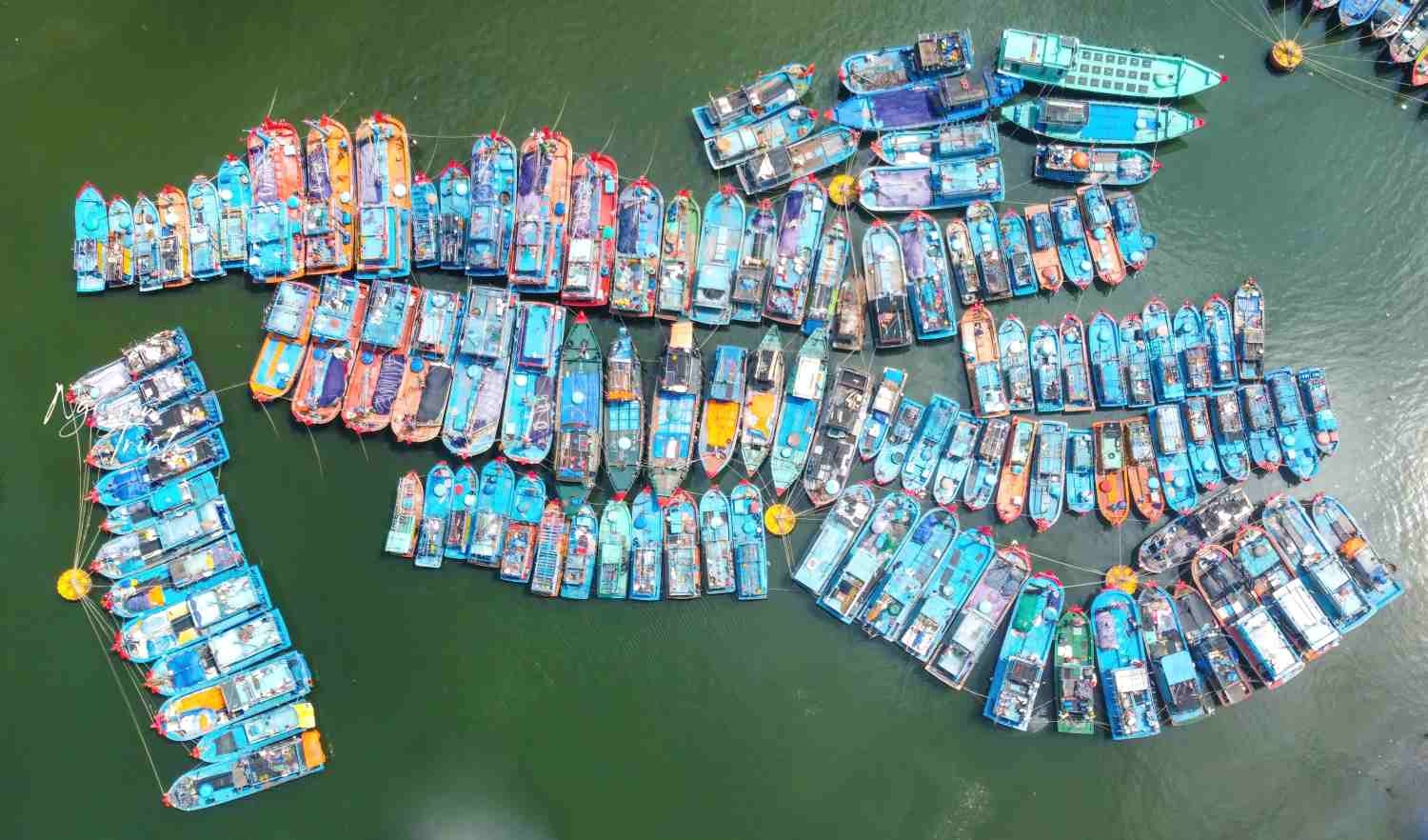 Лодка Ан тхо Куанг, Дананг - тихое место, где можно избежать штормов и продавать морепродукты местных рыбаков. Фото: Nguyen Submission Лодка Ан тхо Куанг, Дананг - тихое место, где можно избежать штормов и продавать морепродукты местных рыбаков. Фото: Nguyen Submission