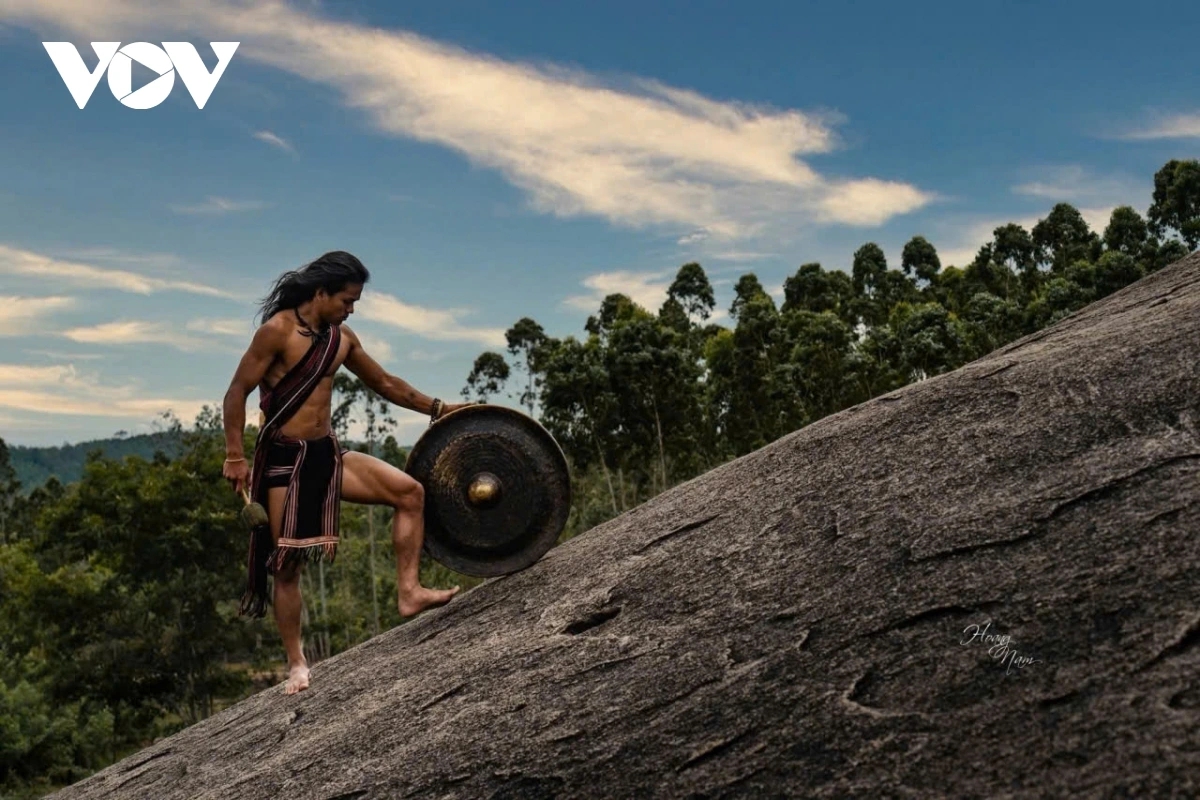 Rcom разместил в социальной сети Epic shaping, чтобы продвигать культуру костюма, гонги народа джараи Rcom разместил в социальной сети Epic shaping, чтобы продвигать культуру костюма, гонги народа джараи