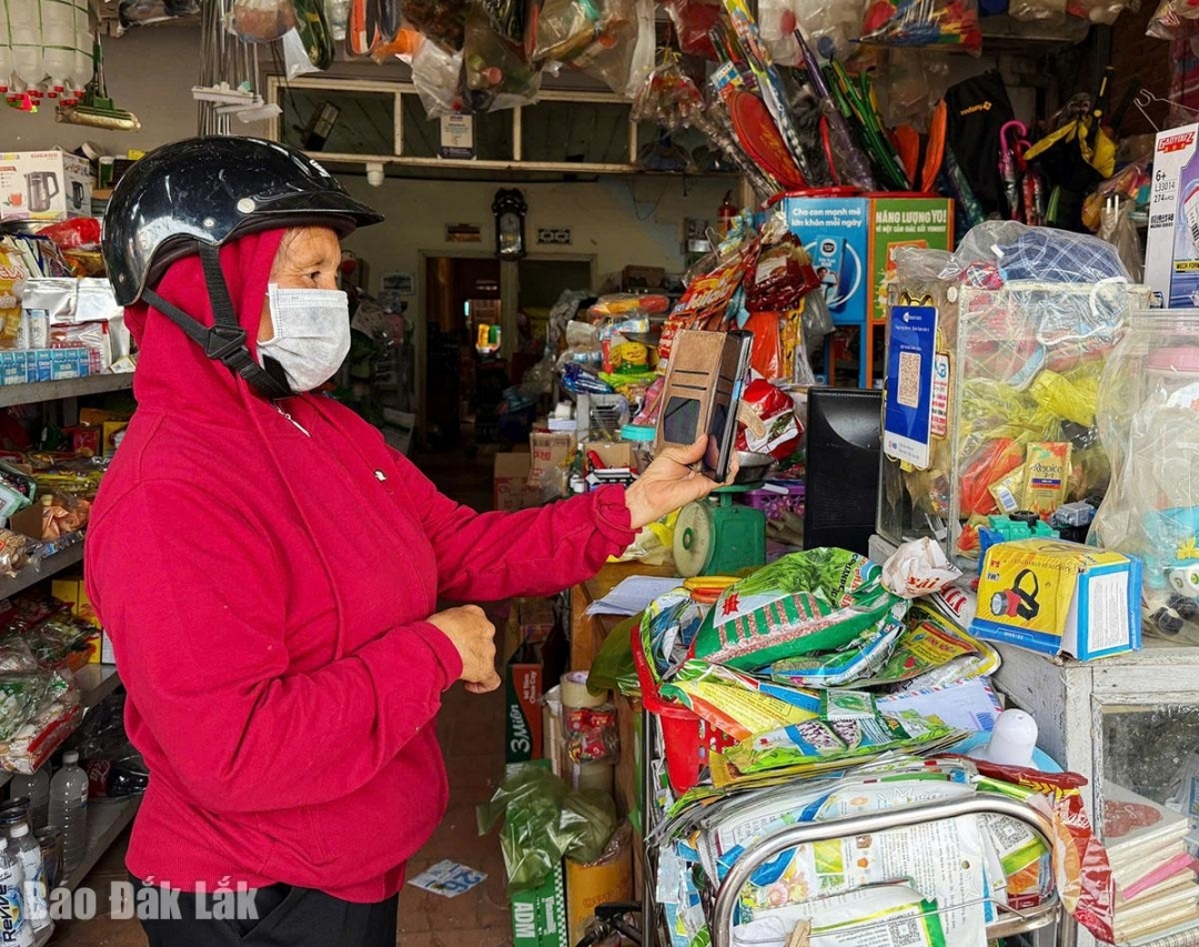 Жители коммуны Кронг но все больше привыкают к безналичным платежам.
