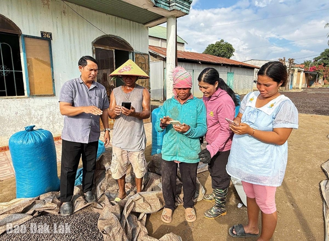 Общественная группа по цифровым технологиям Phi Dih Ja B посещает дома людей, чтобы направлять и поддерживать родственников с помощью базовых технологических приложений.