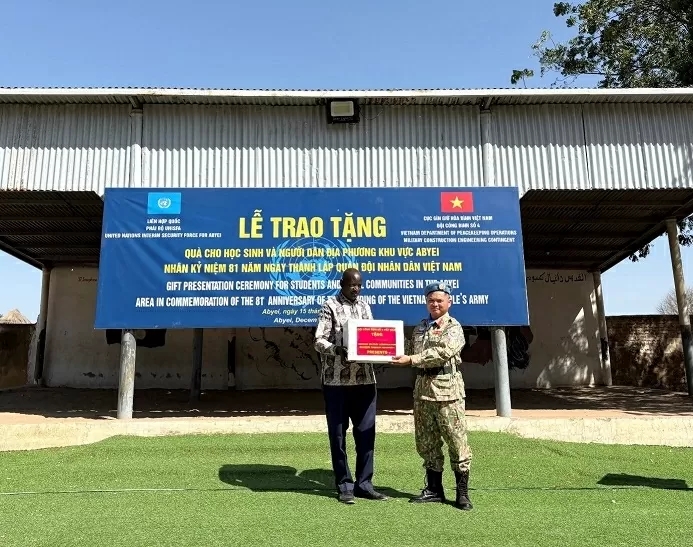 Подполковник Нгуен Ван Конг, политический деятель 4-й армии, вручил подарки представителям местного населения. (Фото предоставлено TGCC)