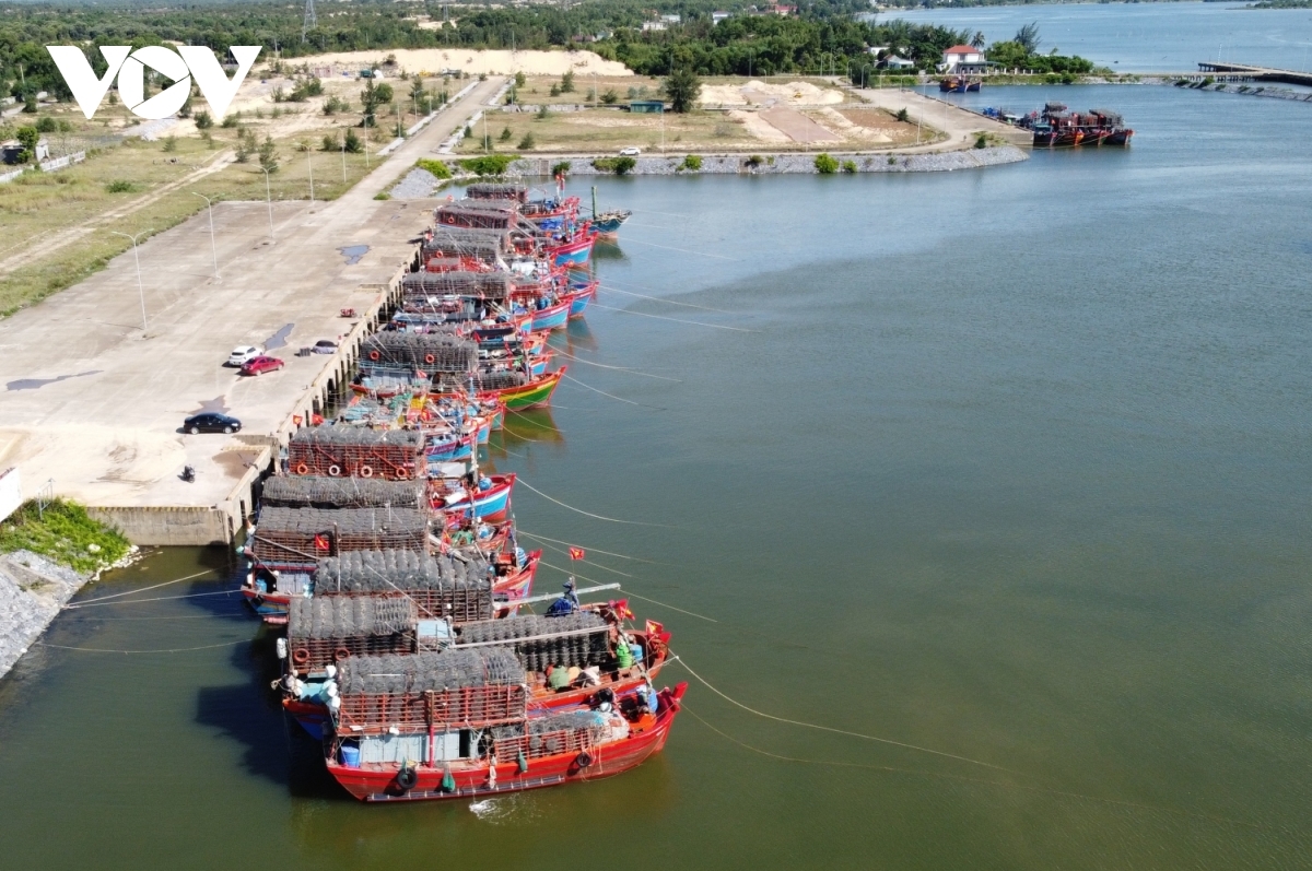 Рыболовецкие суда с рыбаками в провинции Куангтри стоят на якоре у побережья Оутау