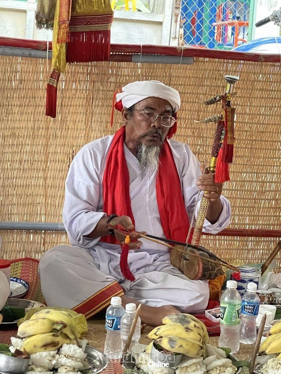 Высокопоставленные лица Кадхара (крепостных стен) поют гимны во время ритуала.