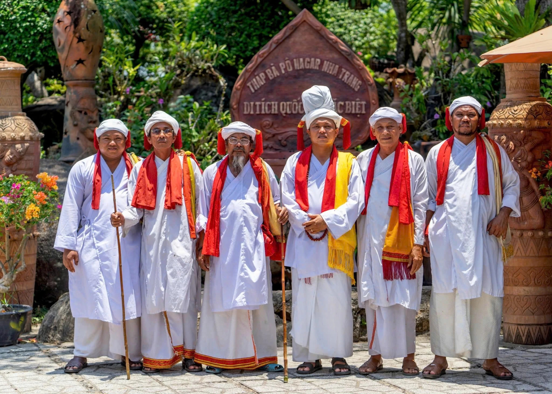 Высокопоставленные лица Кадхара (фотографии предоставлены персонажем).