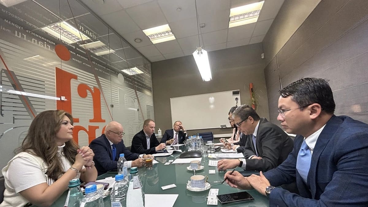 Чрезвычайный и Полномочный Посол Вьетнама в Великобритании Нга Данг Мин Хой, представитель посольства Вьетнама и руководство МИА Вьетнам и Россия усиливают сотрудничество в сфере СМИ