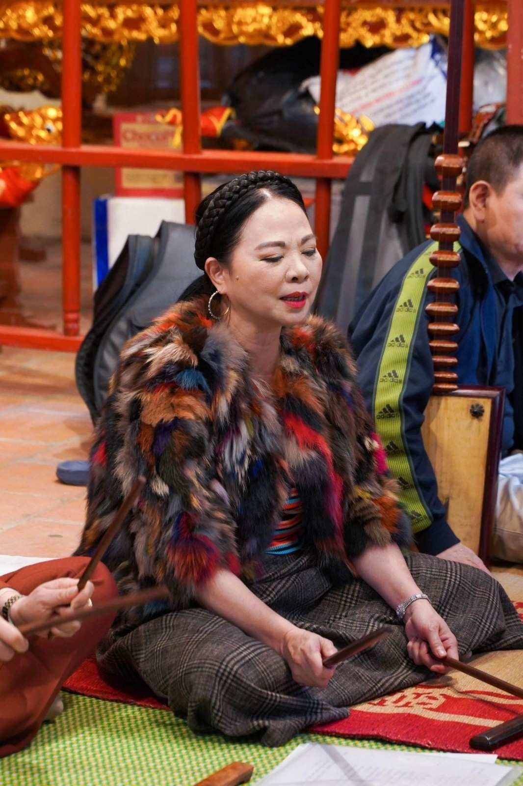 Мастер Ван Май учит студентов печатать на машинке. Фото Хай Йена