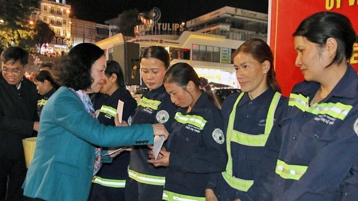 Товарищ Чыонг Тхи Май вручила новогодние подарки рабочим в Далате