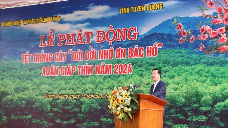 Президент Во Ван Тхыонг выступает с речью.
