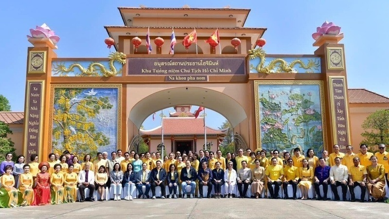 Премьер-министр Таиланда посетил мемориальный комплекс Президента Хо Ши Мина