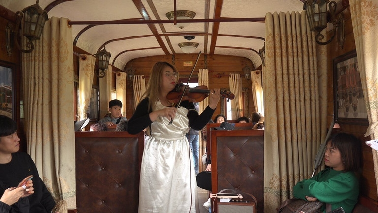 Бесплатное музыкальное представление для туристов на старинном поезде в Далате