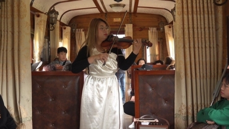 Бесплатное музыкальное представление для туристов на старинном поезде в Далате