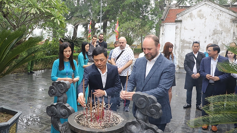 Рабочая делегация Трнавского района (Словакия) посетила памятники в Нгеане и Хатине