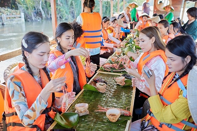 Участницы конкурса красоты «Мисс Вселенная Вьетнама» распространяют послание об устойчивом туризме