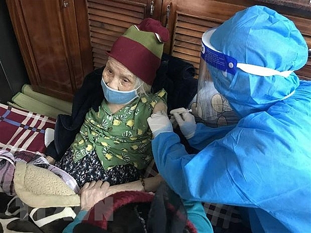 В Ханое осуществляют вакцинацию полиомиелитных, пожилых и слабых людей от СOVID-19 на дому