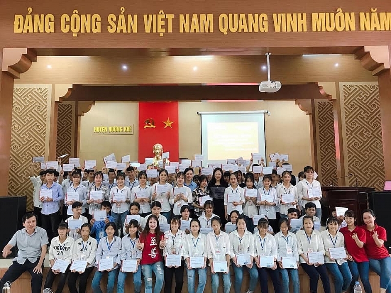 Zhi Shan Foundation выделяет 1,5 миллиарда донгов малоимущим студентам в провинции Тхыатхиенхюэ