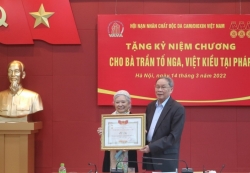 Вручение медали за жертв Агента Оранж г-же Чан То Нга
