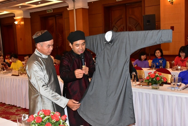 Хюэ организует «Выставку традиционных костюмов стран АСЕАН».