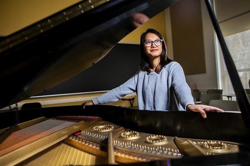 Девушка вьетнамского происхождения стала успешным композитором и пианисткой в США