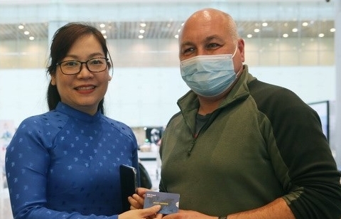 Раздача более 50 000 бесплатных телефонных сим-карт иностранным посетителям Дананга
