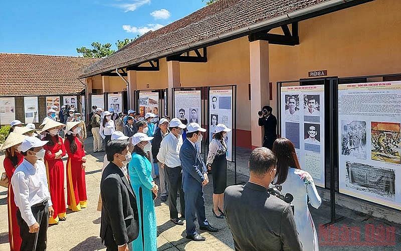 Выставка документов и изображений со времен основания Кондао династией Нгуен и до наших дней