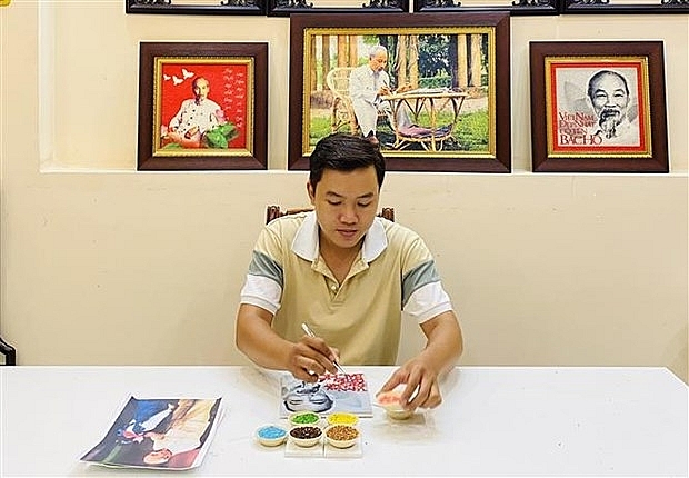 Парень из провинции Кантхо с уникальными картинами из риса по теме «Дорогой дядюшка Хо»