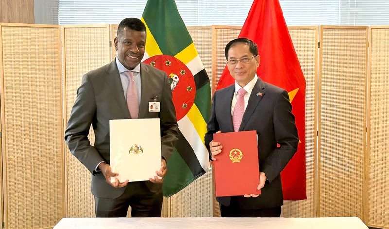 Вьетнам и Доминика подписали соглашение о безвизовом въезде для владельцев дипломатических, служебных и специальных паспортов