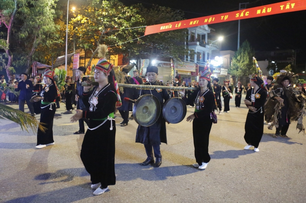 Впечатляющий танец тхайских этнических народностей в Мыонгло