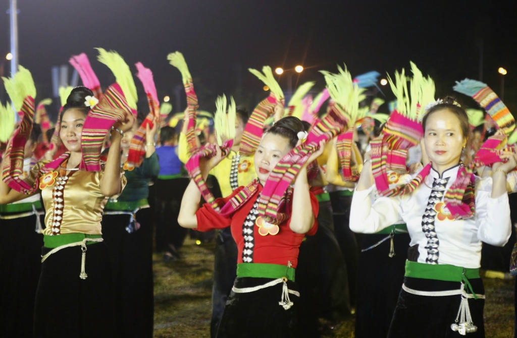 Впечатляющий танец тхайских этнических народностей в Мыонгло