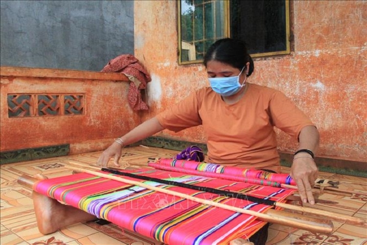 Люди из этнических меньшинств Стиенг продвигают традиционное ремесло парчового ткачества